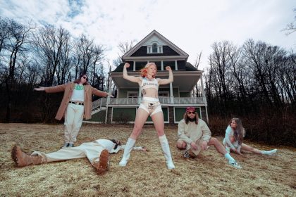 WET LEG announce ‘moisturizer (deluxe)’ expanded set will be released July 10th + Tour Dates
