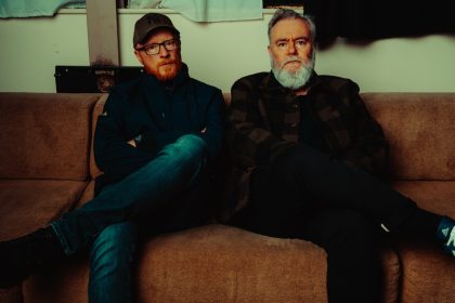 ARAB STRAP release new single ‘Fighting For You’ as duo celebrate 30th anniversary ahead of new album & autumn UK tour